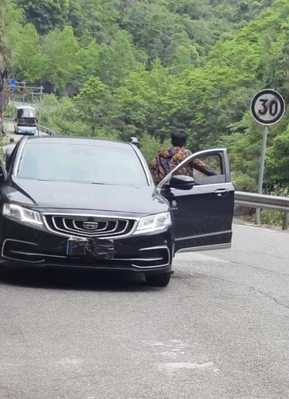 皇冠信用网申请_网友称风景区内“公务车”遮挡前后牌;永嘉交警:已关注皇冠信用网申请,正核实