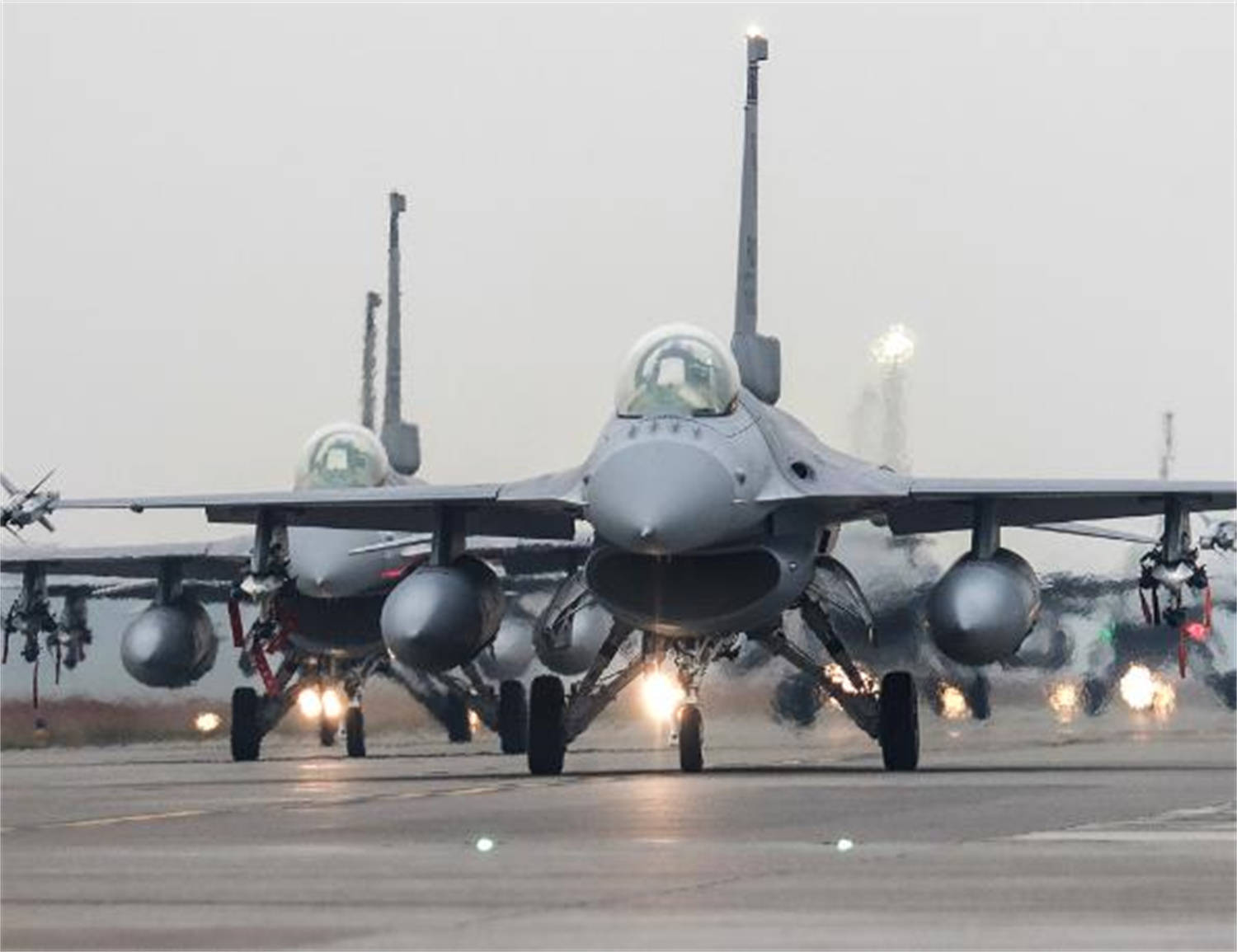 皇冠信用网需要押金吗_印被中式武器打服皇冠信用网需要押金吗，解放军发布歼10C大片，绿媒点赞，民进党沉默