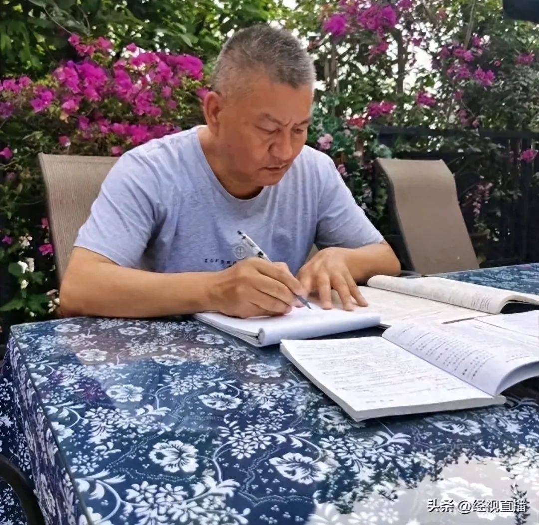 正版皇冠信用网开户_58岁梁实备战第29次高考正版皇冠信用网开户，谈多次落榜：31岁已赚100万，也许用光前半生运气