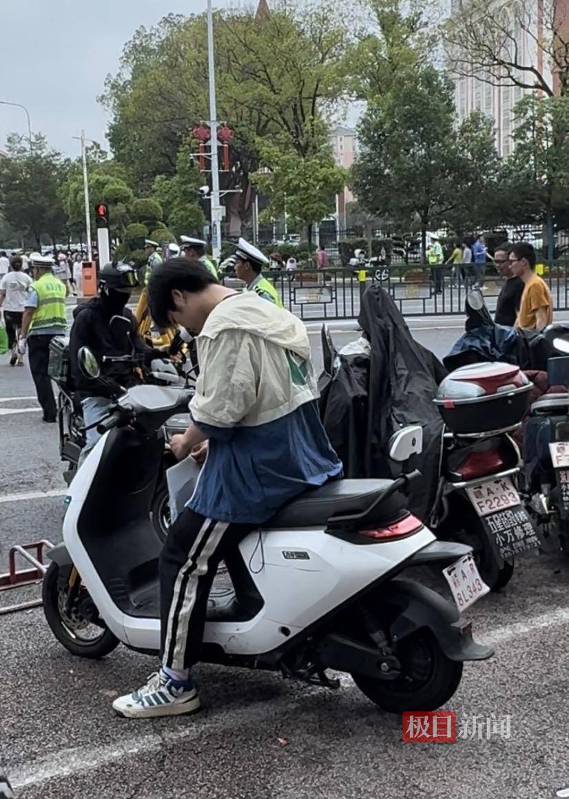 皇冠注册平台_“我妈记错时间了！”高考第二天皇冠注册平台，连续两名考生向记者借手机联系家长