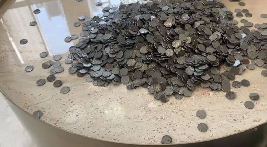 如何代理皇冠信用_男子扛着140斤硬币存银行遭拒收如何代理皇冠信用!这些硬币竟来自垃圾焚烧厂