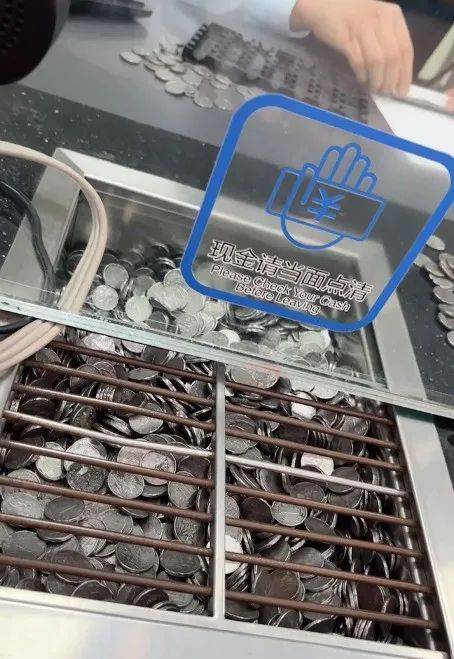 如何代理皇冠信用_男子扛着140斤硬币存银行遭拒收如何代理皇冠信用!这些硬币竟来自垃圾焚烧厂