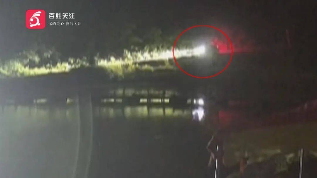 英超足球联赛
_贵阳一男子连人带车冲进鱼塘！塘主：鱼死了不少英超足球联赛
，车主：我当时正在……