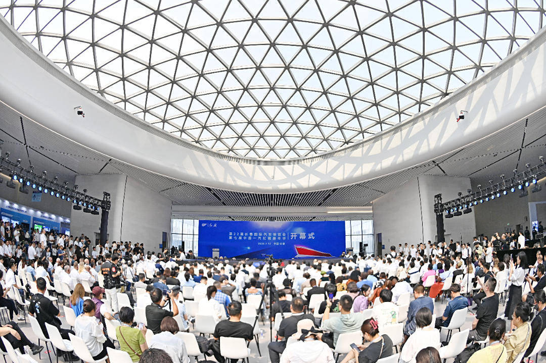 电竞赛事
_吉林省委书记黄强、省长胡玉亭出席长春汽博会、第七届中国一汽红旗嘉年华开幕式