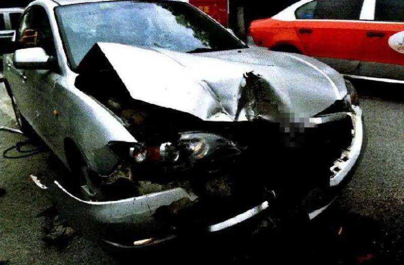 中国 v 香港足球_上海一男子开车时被一辆红色车辆吸引中国 v 香港足球，伸手找手机想与朋友确认，丝毫未减速撞飞2人致死，被判刑