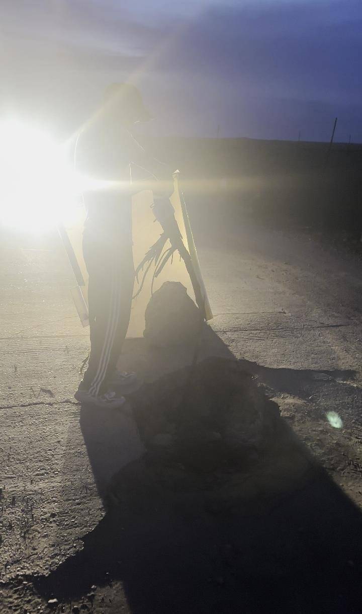 皇冠信用网
_夜晚开车遇大坑皇冠信用网
，内蒙古一对夫妻往返20余公里布置“警示牌”