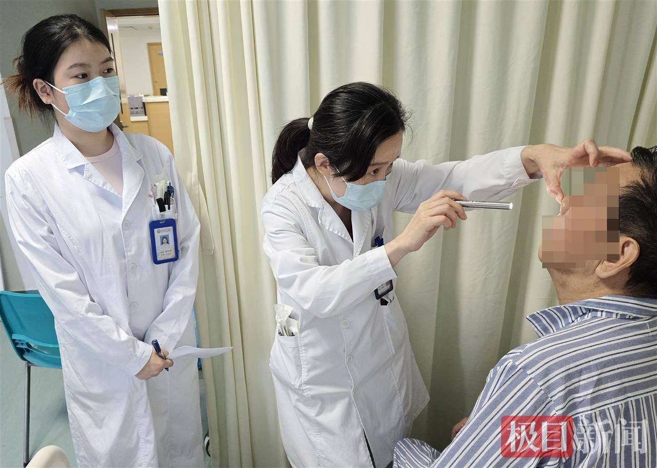 皇冠足球平台代理_惊险！七旬老人夜间骑电动车摔入花坛皇冠足球平台代理，月季根茎深插鼻腔险伤颅脑