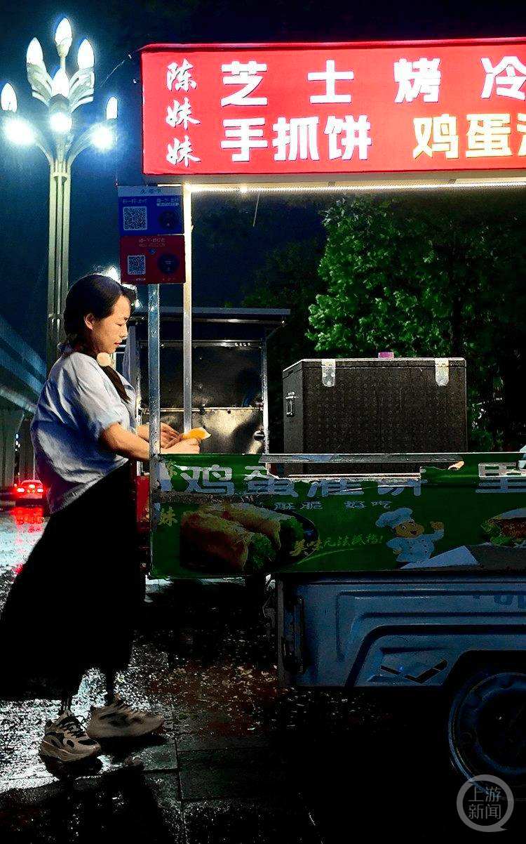 奥地利联赛 _失去双腿的她在夜市摆摊 成奥地利联赛 了夜市里的“团宠”