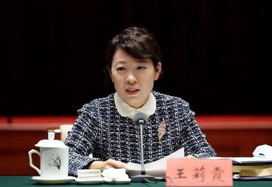 皇冠信用网在线注册
_正部级美女大员被查！千万华服堆满多套住宅皇冠信用网在线注册
，化妆团队提前数小时待命~