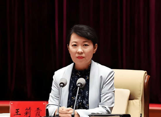 皇冠信用网在线注册
_正部级美女大员被查！千万华服堆满多套住宅皇冠信用网在线注册
，化妆团队提前数小时待命~