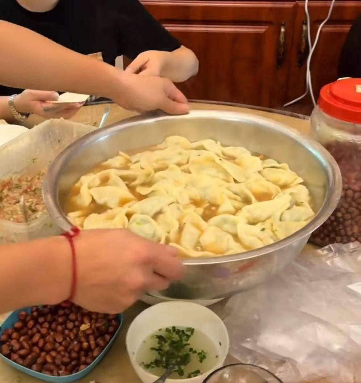 赫罗纳vs塞维利亚_16个外甥一顿吃200个水饺赫罗纳vs塞维利亚，挑扁担买菜的重庆“宇宙舅舅”：孩子们开学离开，心里空落落的