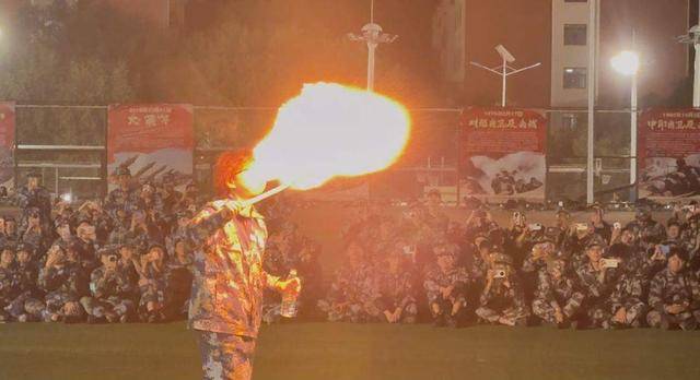 英格兰挑战杯外围赛_兰州大学军训期间大一女生表演川剧吐火英格兰挑战杯外围赛，校方：学生来自东北，因个人爱好自学