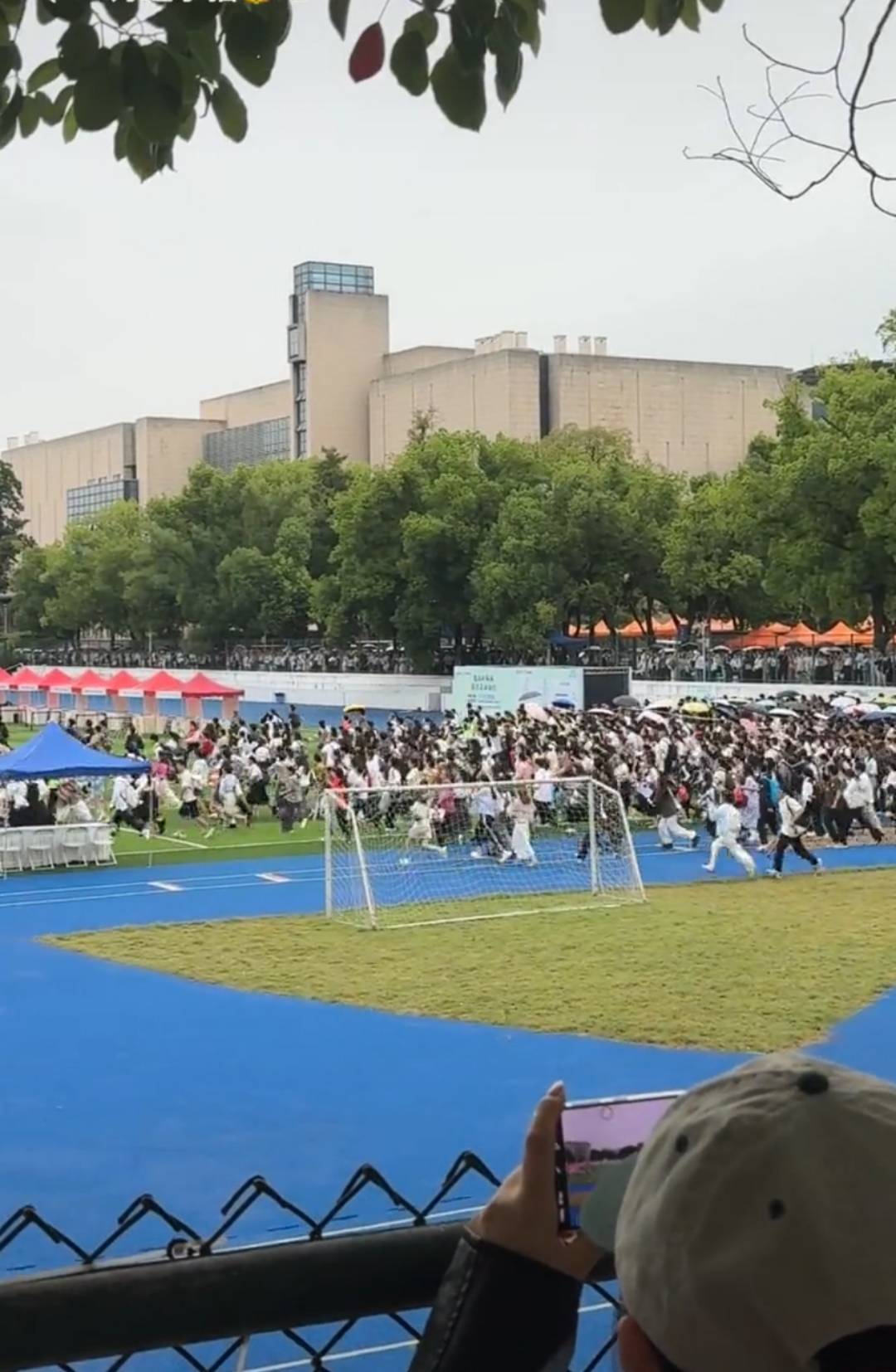 皇冠信用网在线申请_成都市在西南大学招聘数百名教师皇冠信用网在线申请，考生跑步进场引热议，校方：活动时间短，多面会匆忙