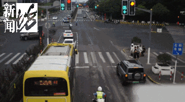 皇冠信用网登1_事发上海晚高峰！汹涌车流中皇冠信用网登1，一男子绝望跳车，直奔民警而去……