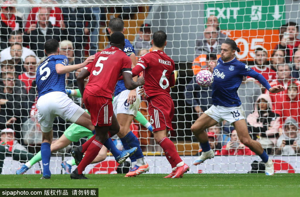 皇冠信用庄家_鲁尼：斯洛特让中场索博踢右后卫皇冠信用庄家，阿莫林这样做会被骂得体无完肤