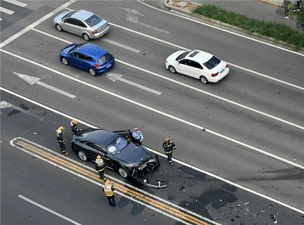 皇冠代理登录地址_陈震谈劳斯莱斯车祸后续：对方为网约车皇冠代理登录地址，已联系到伤者家属，会全力支付应该负担的赔偿