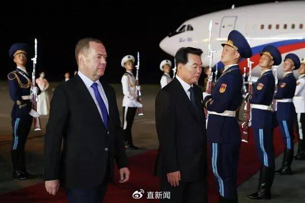 皇冠信用网账号_梅德韦杰夫抵朝鲜时发帖：朋友依然相伴皇冠信用网账号，敌人则瑟缩颤抖