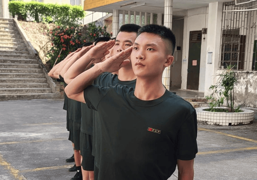 皇冠信用网开户
_牛！退役半个月皇冠信用网开户
，他第三次入伍！