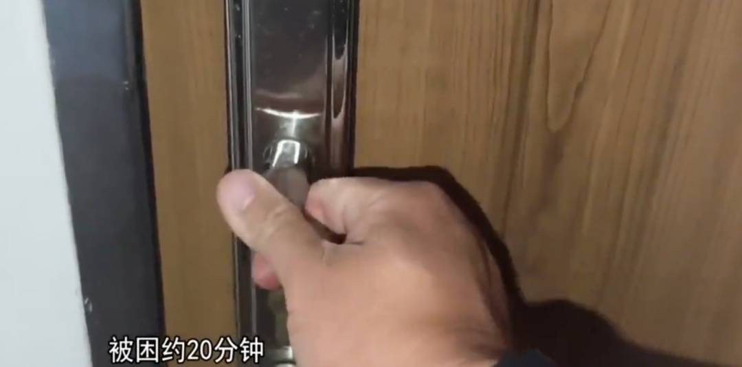 信用網如何申请
_广州一业主擅改入户门方向信用網如何申请
，致邻居被困20分钟！法院：改回去