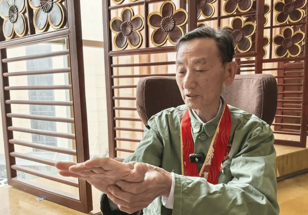 皇冠信用怎么弄
_“老先生皇冠信用怎么弄
，您把项链取下来再做CT”“你看是不是弹片”