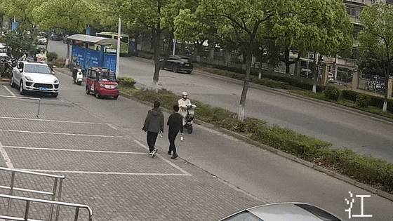 皇冠信用網会员开户
_事故频发皇冠信用網会员开户
！电动自行车“挡风被”到底该不该用？