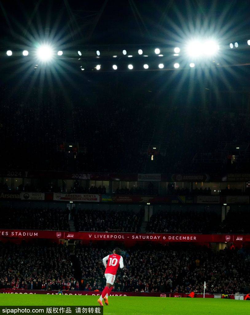 荷兰足球
_硬汉!国安足协杯夺冠后荷兰足球
,侯森在场边默默处理嘴部伤口