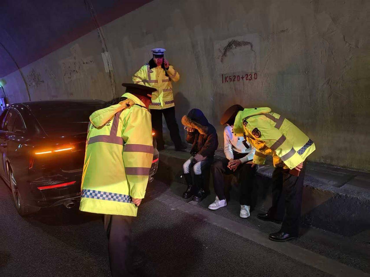 介绍个信用网网址
_刹车失灵时速115狂奔490公里司机发声:4个半小时高度紧张介绍个信用网网址
,害怕车多有急弯,油尽下车后浑身发抖无法说话