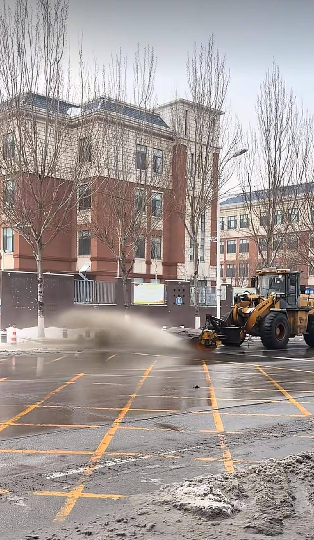 怎么开皇冠信用平台_网友吐槽沈阳扫雪车弄脏路旁私家车怎么开皇冠信用平台，当地回应：难免出现该情况，表示歉意