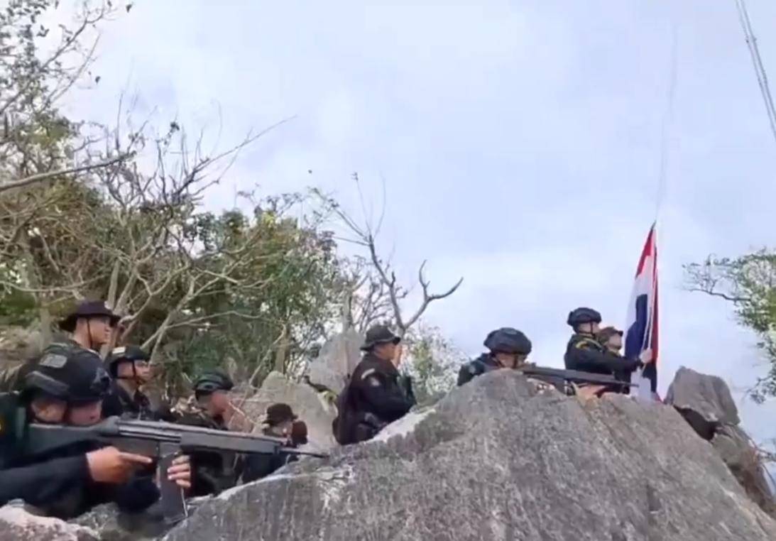 正版皇冠信用网代理_不给洪森父子拼命正版皇冠信用网代理,柬军跑了:泰国缴获中械摆一地,越南武器参战