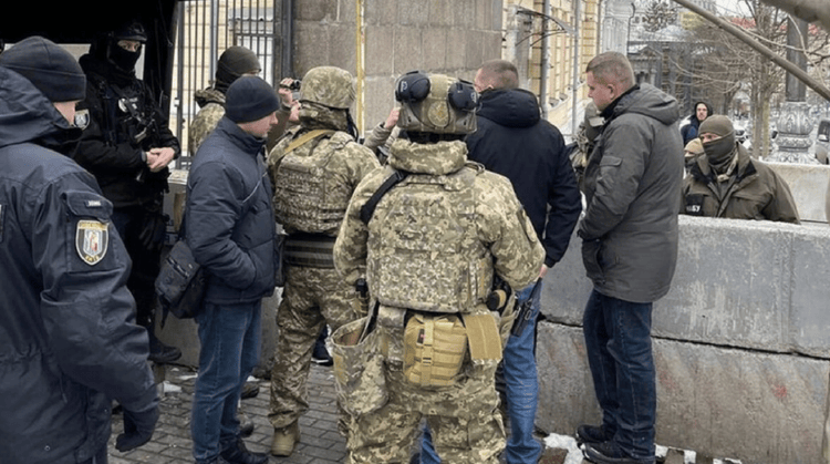 皇冠信用网代理申条件_后院起火！泽连斯基访美之际皇冠信用网代理申条件，乌议会大楼遭突袭