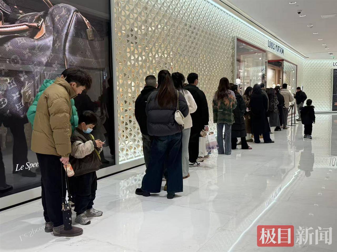 怎么注册皇冠信用网_车位要找半小时怎么注册皇冠信用网，吃饭等了一中午，连LV都开始排队了……新年第一天，武汉各大商场人气爆棚