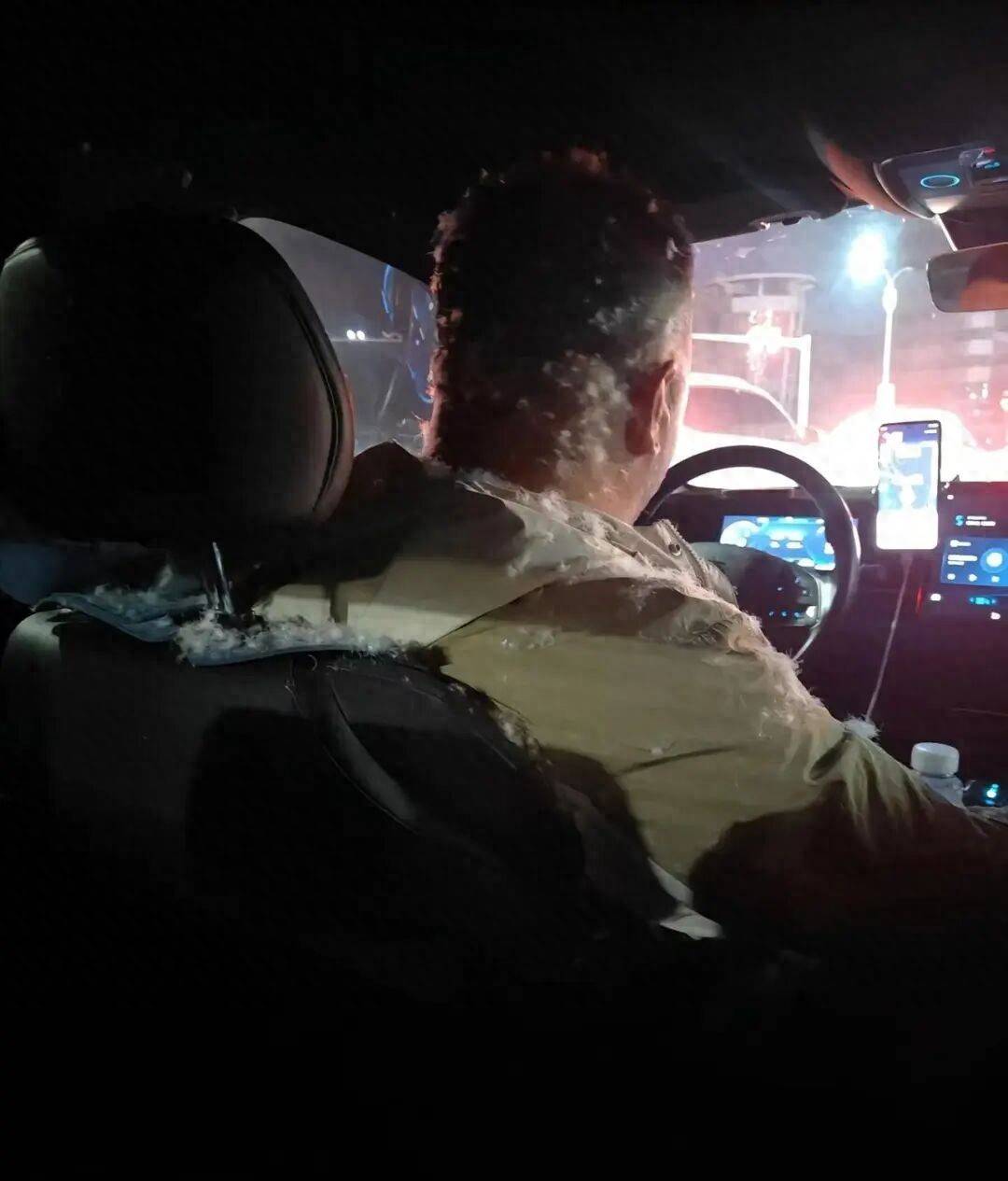 介绍个信用网网址_真“爆款”羽绒服介绍个信用网网址！男子坐网约车羽绒服突然“炸了”