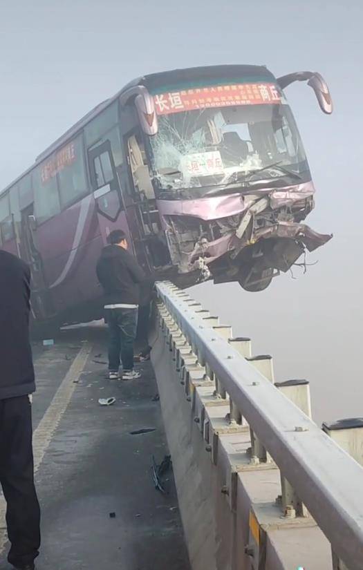 电竞足球代理_开封黄河公路大桥大雾天突发多车连环追尾电竞足球代理，大巴车紧急避险冲上护栏车头悬空险坠河，乘客：车上6人均未受伤，车已被拖至修理厂