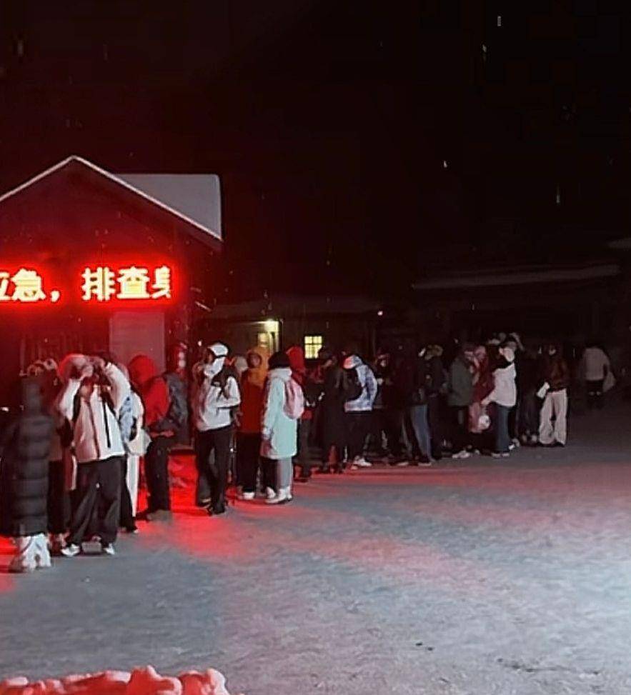 世界杯皇冠代理平台_数百名游客夜晚滞留太白山景区数小时世界杯皇冠代理平台，气温低至零下十几度，当地：山上突然降雪道路结冰，目前所有游客都已乘摆渡车下山