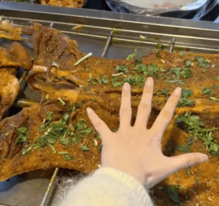 皇冠信用网地址_顾客怒了：1188元买一只36斤活羊皇冠信用网地址，烤完剩6.9斤！网友吵翻