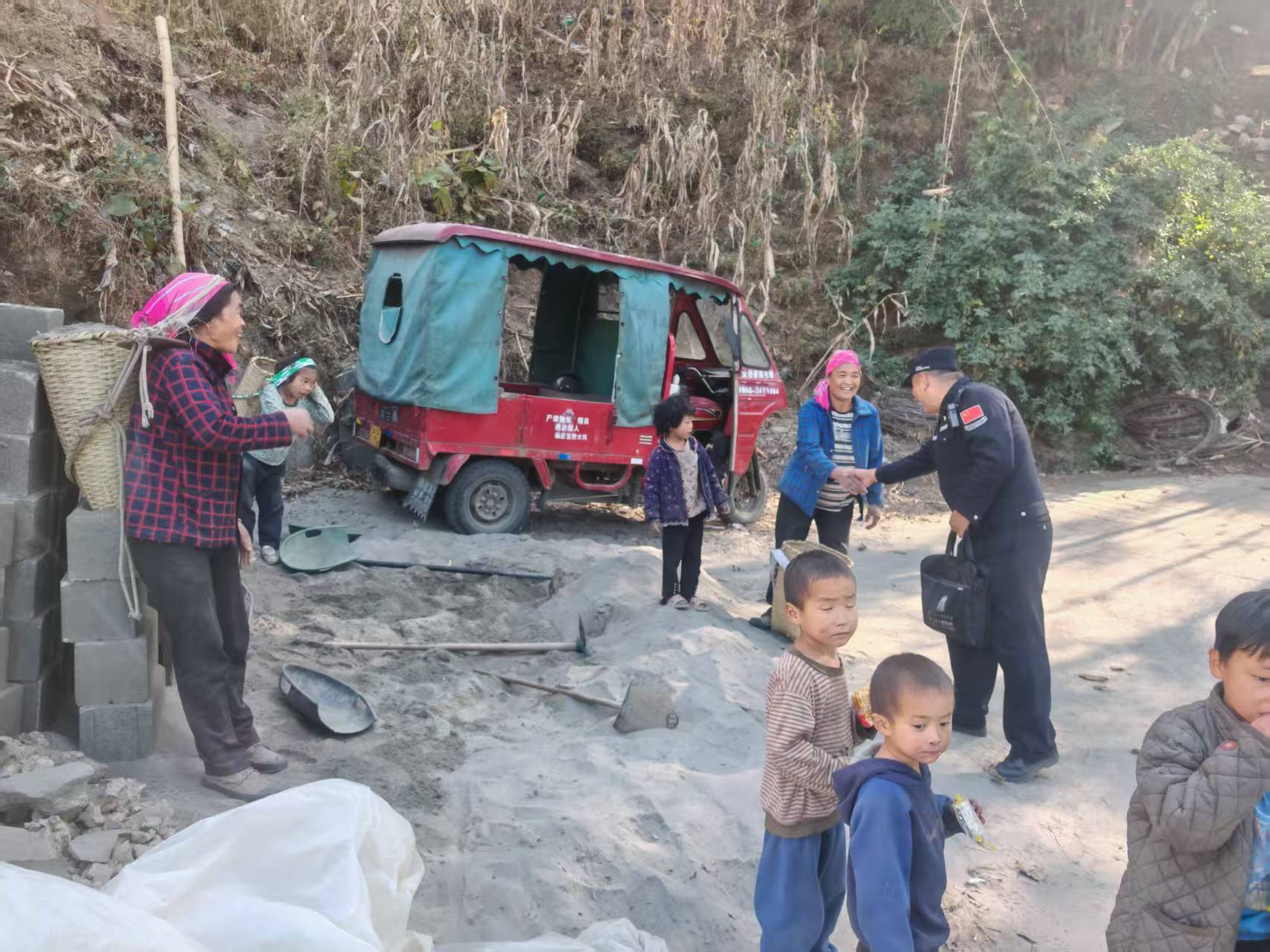 皇冠信用网登3代理 _云南怒江：社区民警“沉”下去 群众满意“提”上来