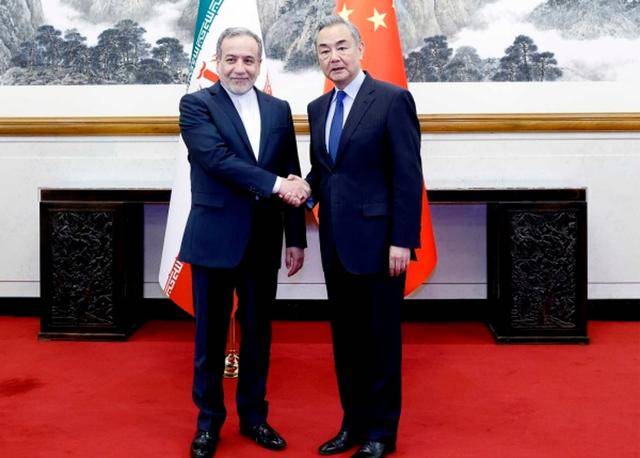 皇冠信用网出租代理 _殉难之前皇冠信用网出租代理 ，哈梅内伊留下了一张照片，内容很不寻常，中伊保持密切联系