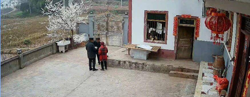 皇冠登1登2登3申请 _儿子心系父母打开手机查看老家监控皇冠登1登2登3申请 ，正好看到两男子在行骗！警方：两人已被行拘