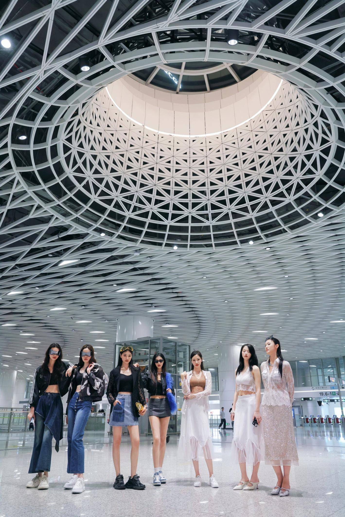 皇冠信用网登1_没看出来皇冠信用网登1！她们穿的竟然是内衣！地铁站里的这场快闪太敢了