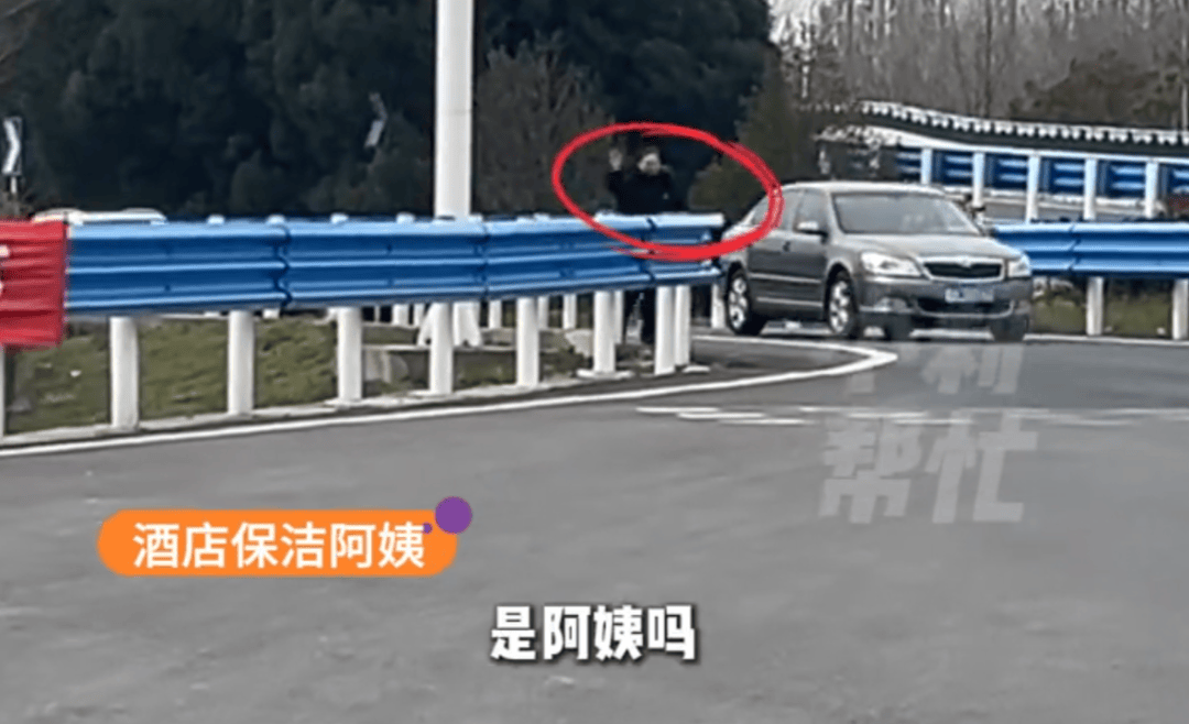 怎么申请皇冠信用网_河南6岁男童被25岁妈妈“遗忘”酒店半月！酒店工作人员自发当起“临时妈妈”怎么申请皇冠信用网，妈妈终于现身，孩子紧抱不愿松手！网友：希望以后被善待