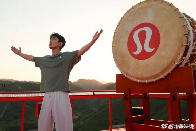 比利时足球_朱一龙被指在长城敲日本太鼓比利时足球，品牌lululemon发声明致歉：未能在前期充分识别潜在争议，向公众及朱一龙道歉，相关内容已全部下架