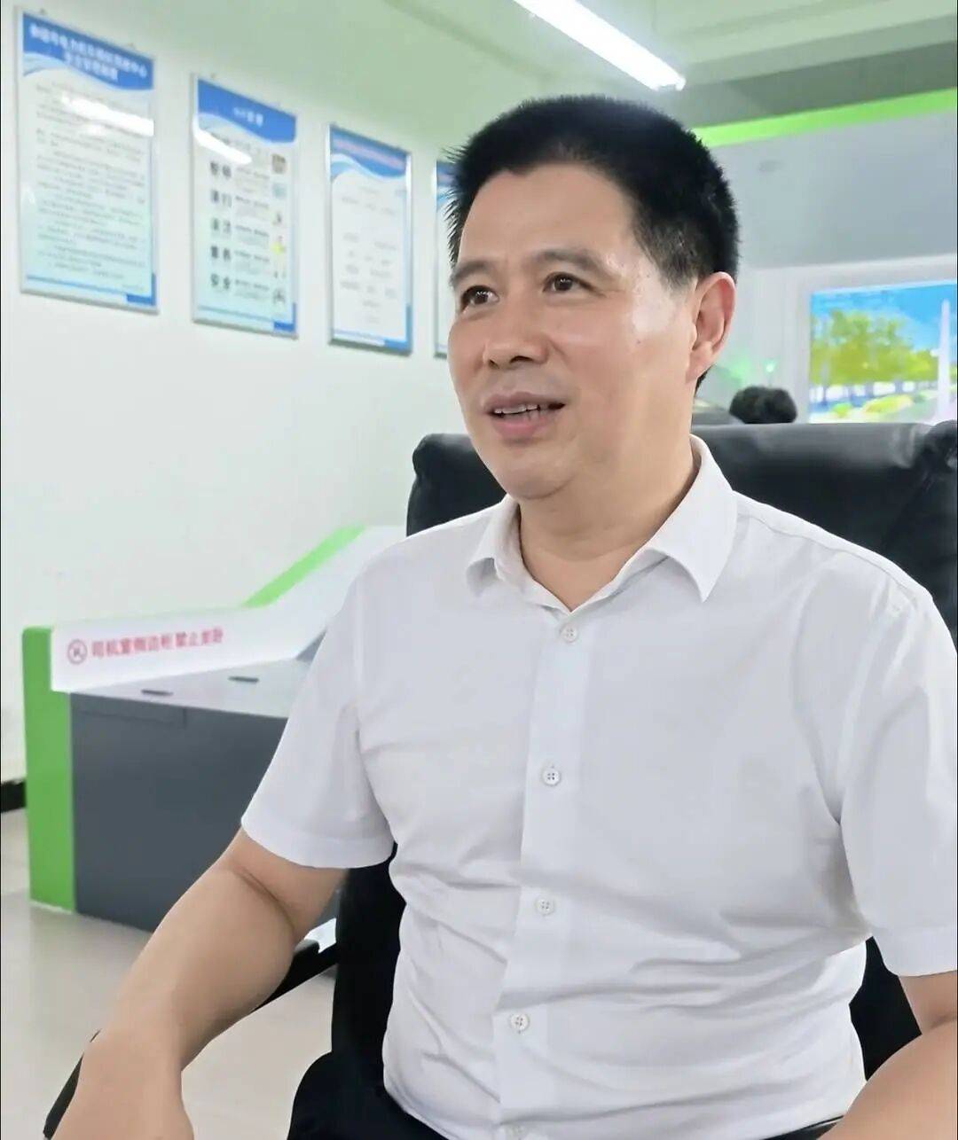 皇冠信用在线开户_成都一男生高考592分皇冠信用在线开户，超过本科线157分却报考高职，老师劝他复读，父母为此争执不下，本人回应：想进铁路局，当火车司机