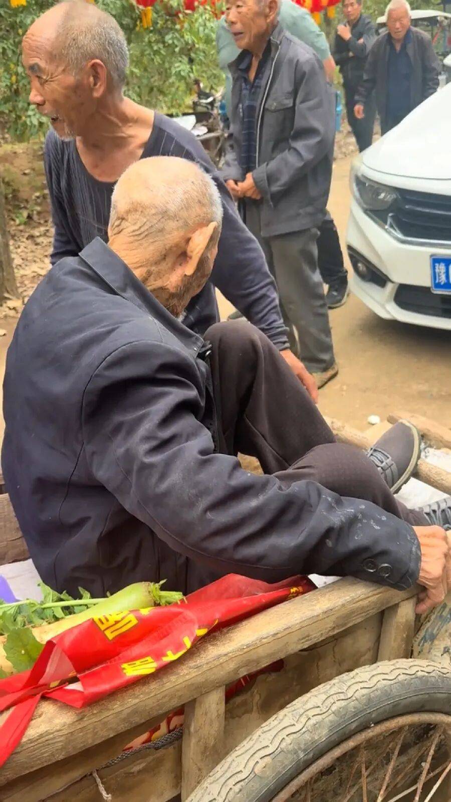 皇冠信用网代理申条件_河南洛阳72岁儿子用架子车拉92岁父亲皇冠信用网代理申条件,走十里路看豫剧感动网友,村干部:老人腿脚不便,儿子天天伺候